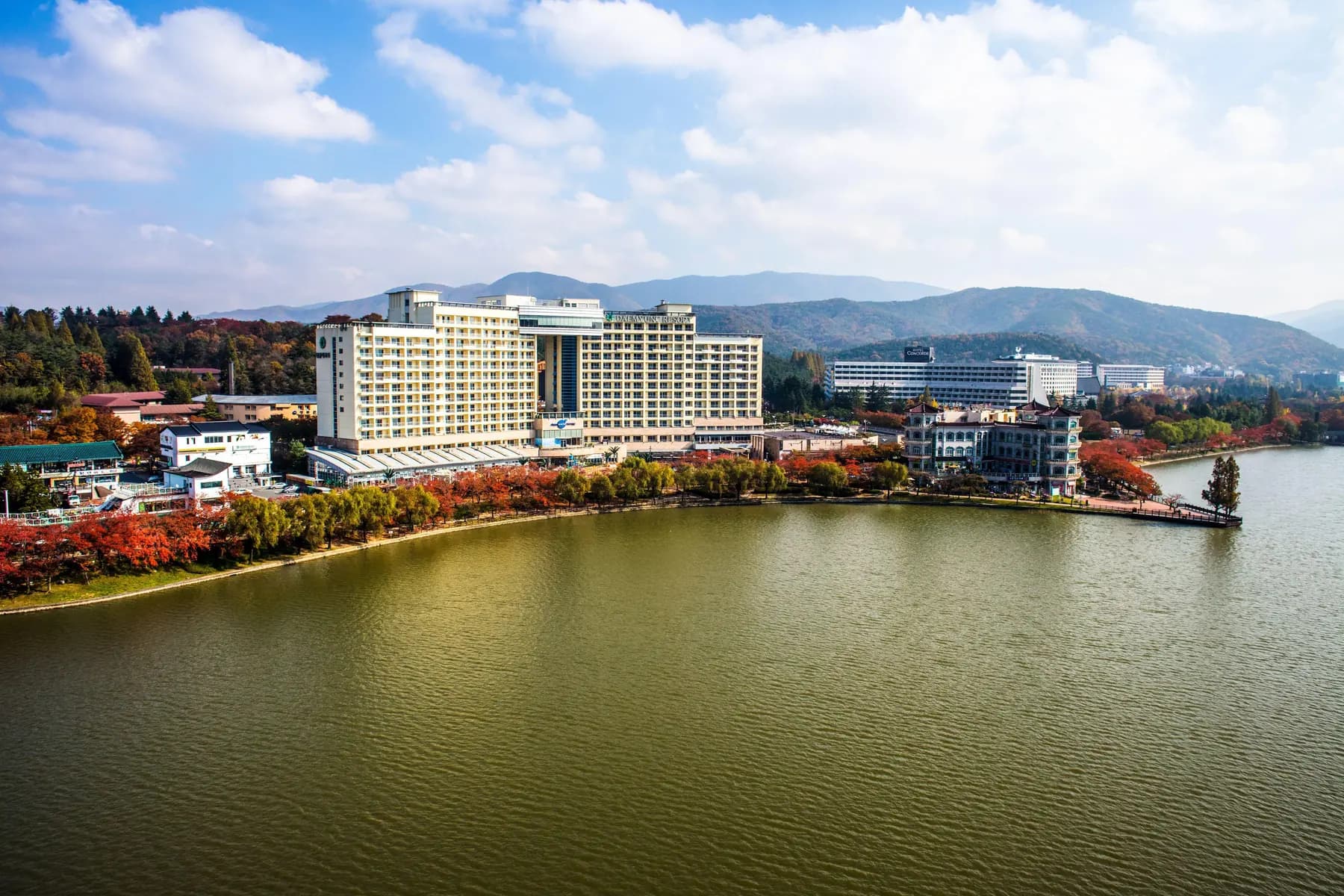 A SONO lakeside resort in autumn, seen from the air